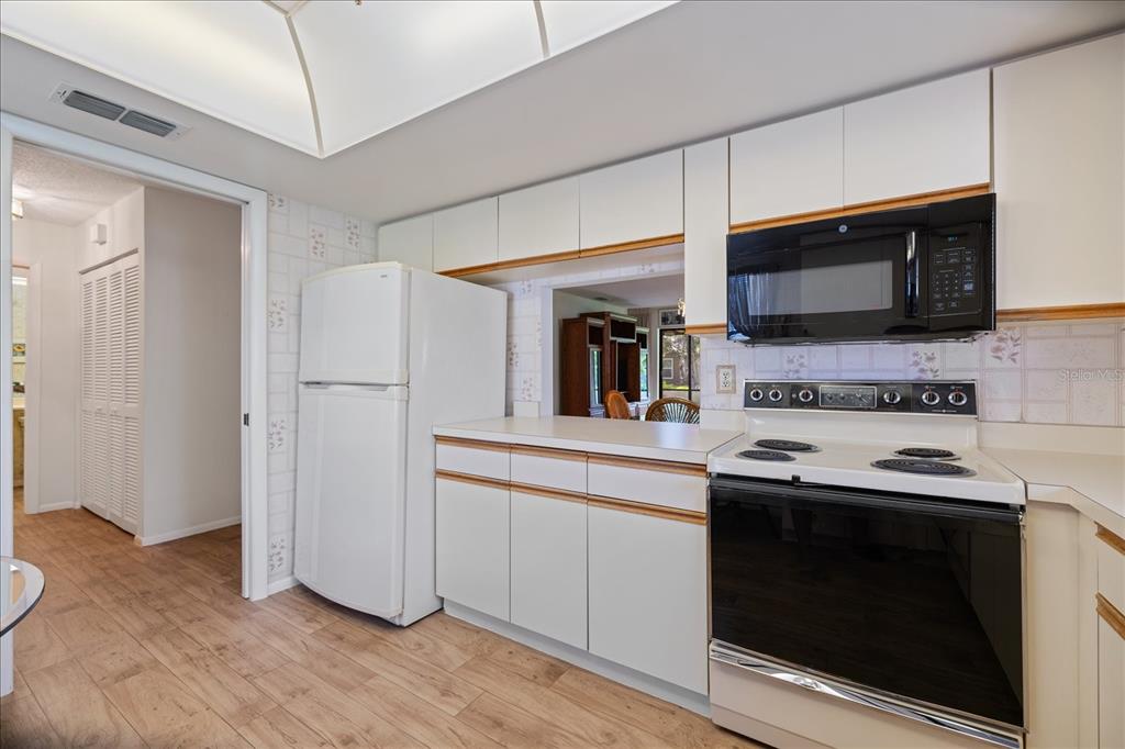 462 OAK HILL CIRCLE UNIT 5, SARASOTA, FL — photo 5 of 28