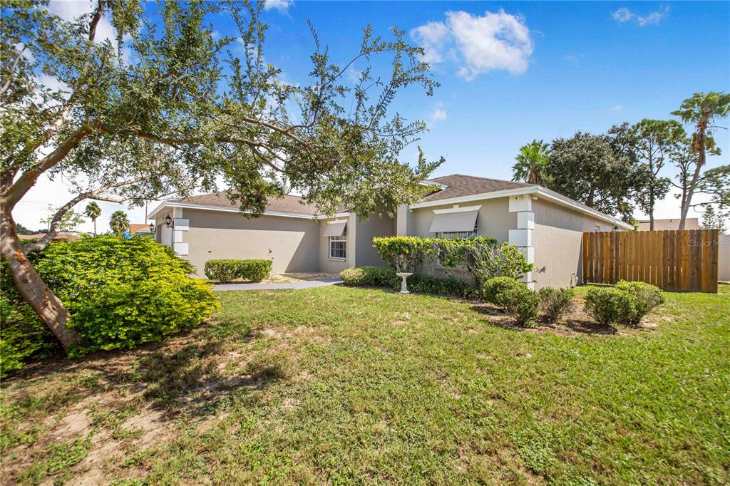 817 REFLECTIONS LOOP E, WINTER HAVEN, FL — photo 4 of 30