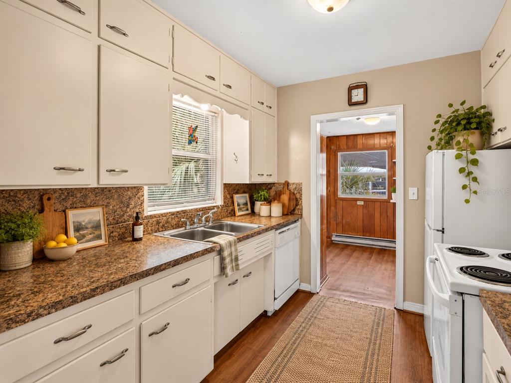 541 S CLAYTON AVENUE, LAKELAND, FL — photo 4 of 30