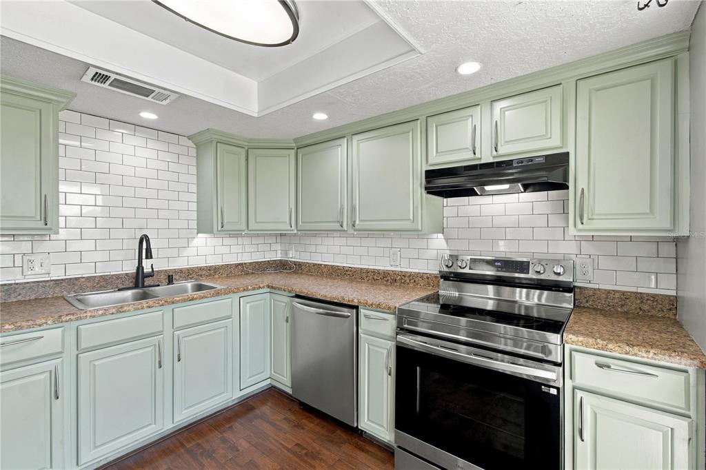 9914 SURREY RIDGE ROAD, ORLANDO, FL — photo 3 of 60