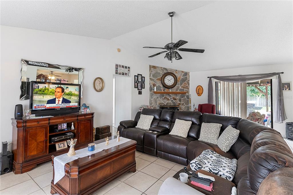 556 AWIN CIRCLE SE, PALM BAY, FL — photo 2 of 11