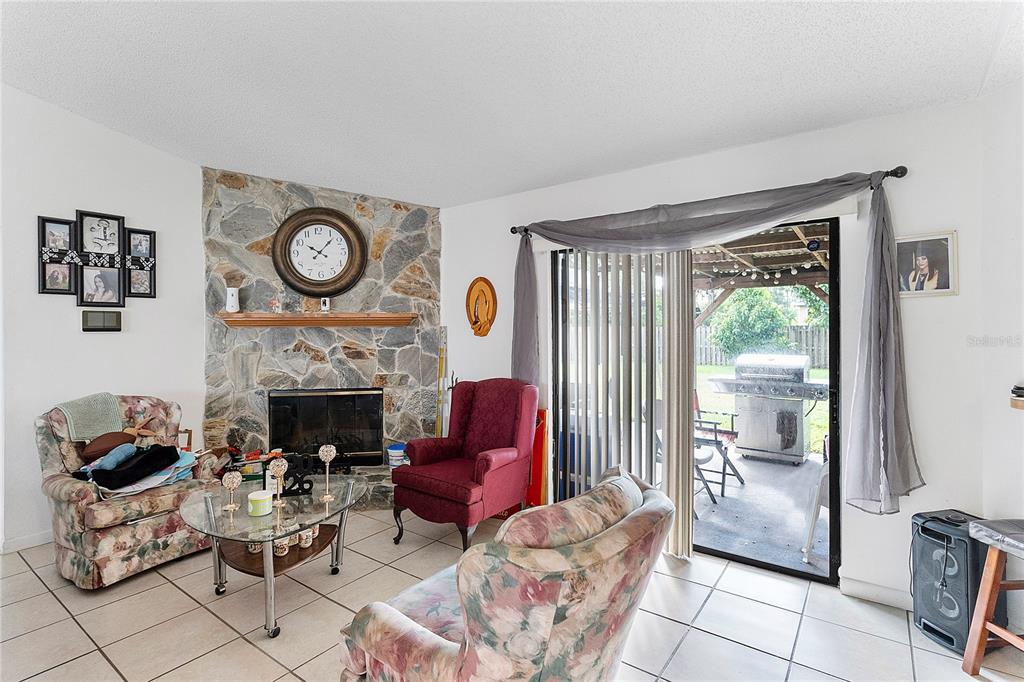 556 AWIN CIRCLE SE, PALM BAY, FL — photo 4 of 11