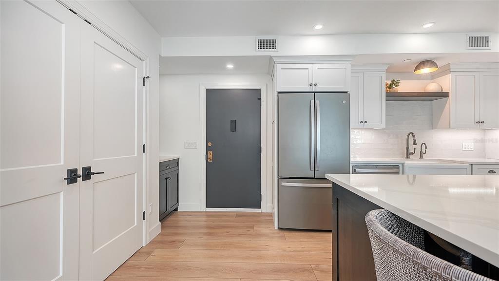 1102 BENJAMIN FRANKLIN DRIVE UNIT 810, SARASOTA, FL — photo 3 of 30