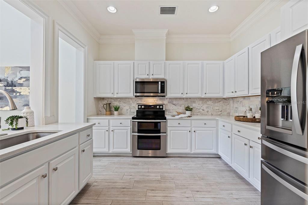 300 NEWBURY PLACE N, ST PETERSBURG, FL — photo 4 of 30
