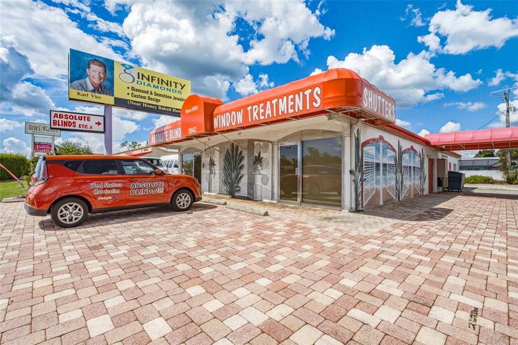 2842 TAMIAMI TRAIL