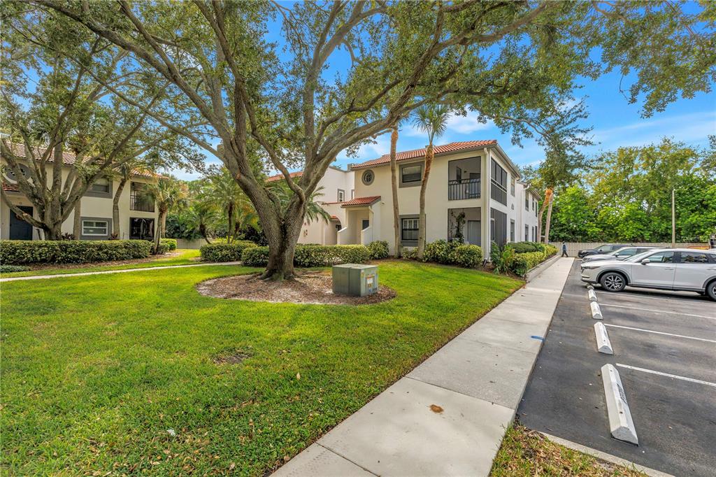 484 SANTA CRUZ PLACE NE UNIT F, ST PETERSBURG, FL — photo 4 of 42