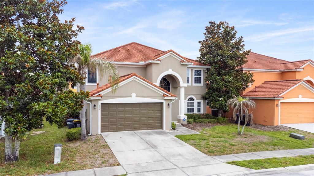 A screened-in patio features a swimming pool, a spa, and a beige stucco exterior — 118 MIRO DRIVE, DAVENPORT, FL