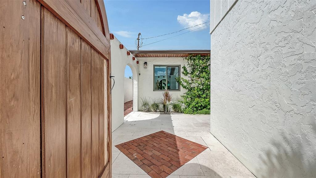 556 N WASHINGTON DRIVE, SARASOTA, FL — photo 4 of 30