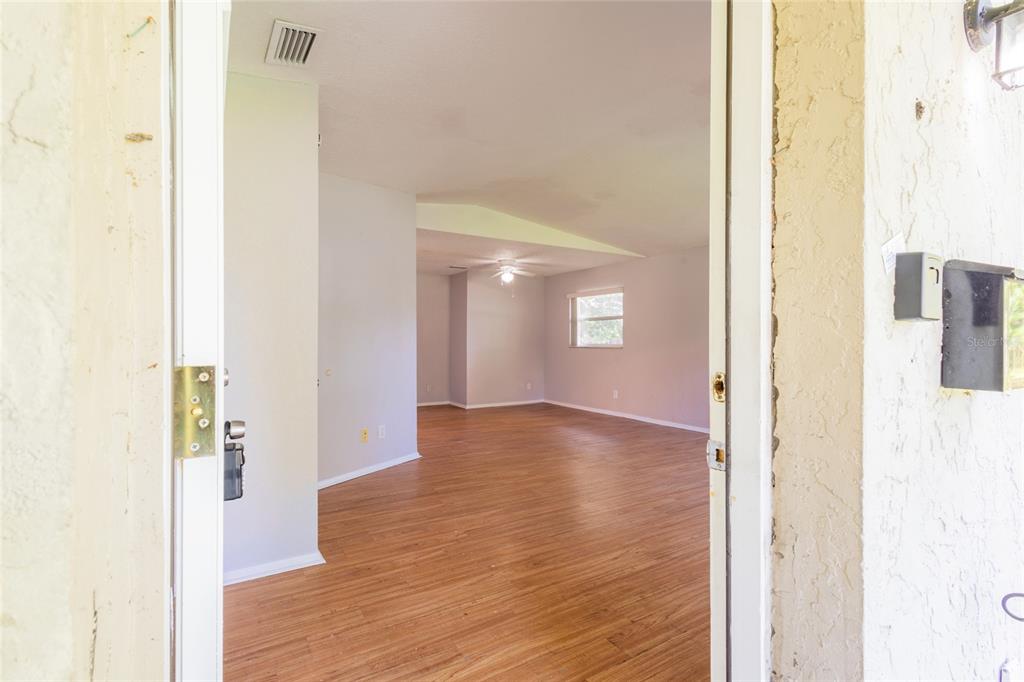 8081 28TH AVENUE N, ST PETERSBURG, FL — photo 3 of 31