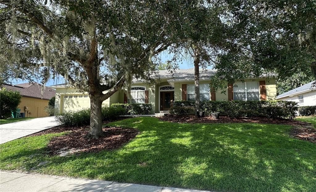 An empty living room with hardwood floors, beige walls, a vaulted ceiling, and a chandelier — 531 HEARTHGLEN BOULEVARD, WINTER GARDEN, FL