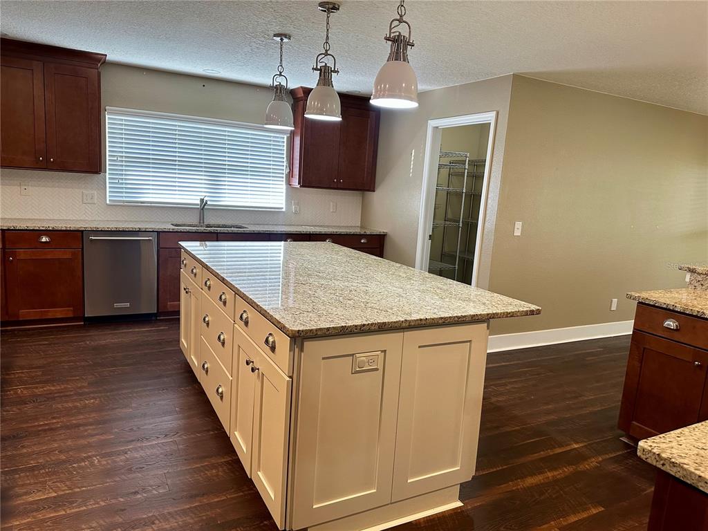 A spacious living room features dark wood flooring, a vaulted ceiling, and a ceiling fan — 531 HEARTHGLEN BOULEVARD, WINTER GARDEN, FL