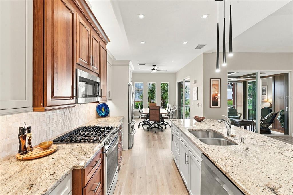 10 LINCOLN AVENUE S, ST PETERSBURG, FL — photo 5 of 30
