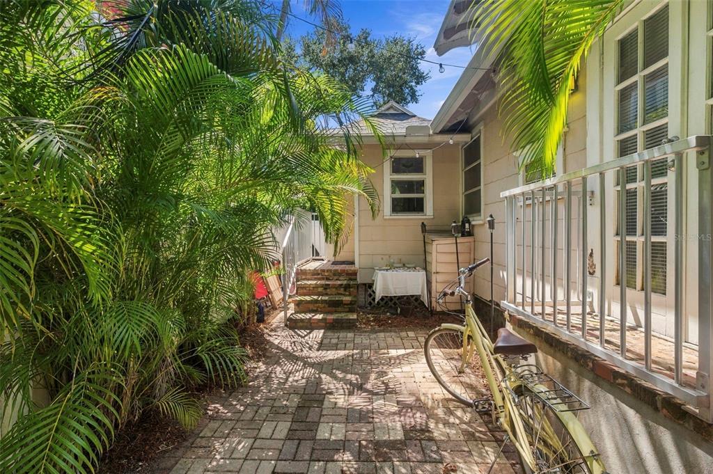 406 10TH AVENUE NE, ST PETERSBURG, FL — photo 3 of 48