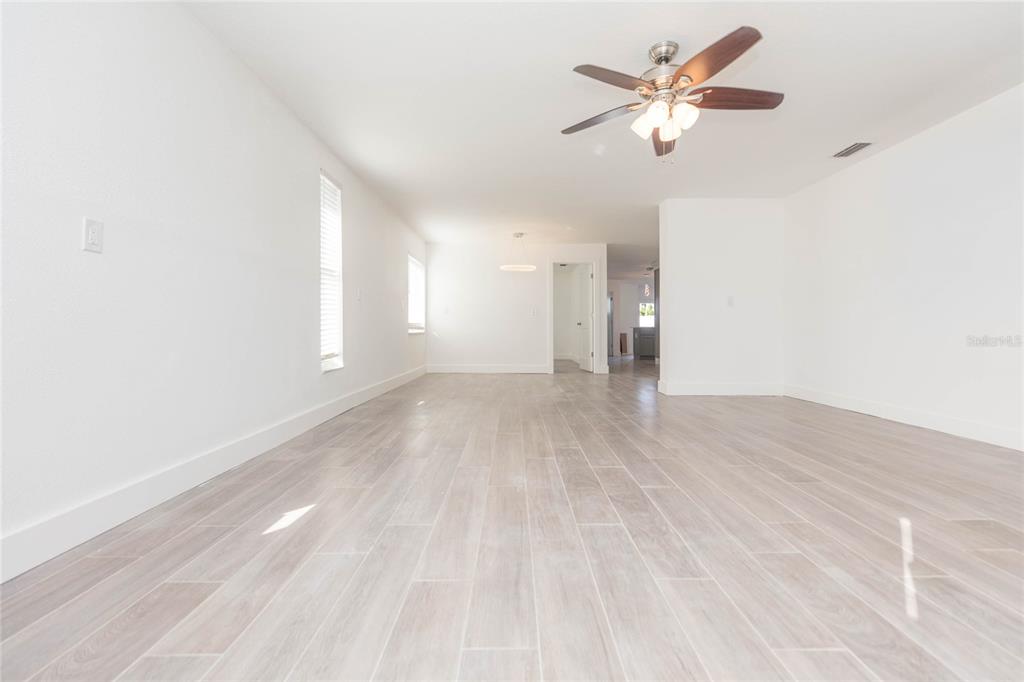 3943 ARKANSAS AVENUE NE, ST PETERSBURG, FL — photo 3 of 32