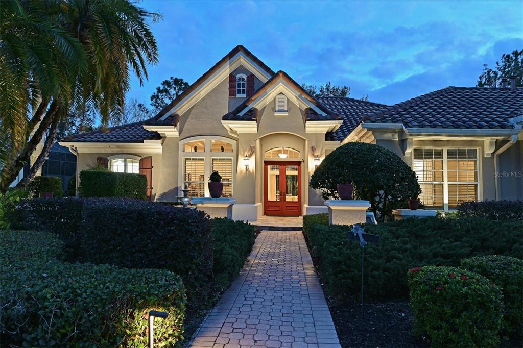 A covered patio features a swimming pool, outdoor seating, and a screened-in enclosure — 10006 DISCOVERY TERRACE, BRADENTON, FL
