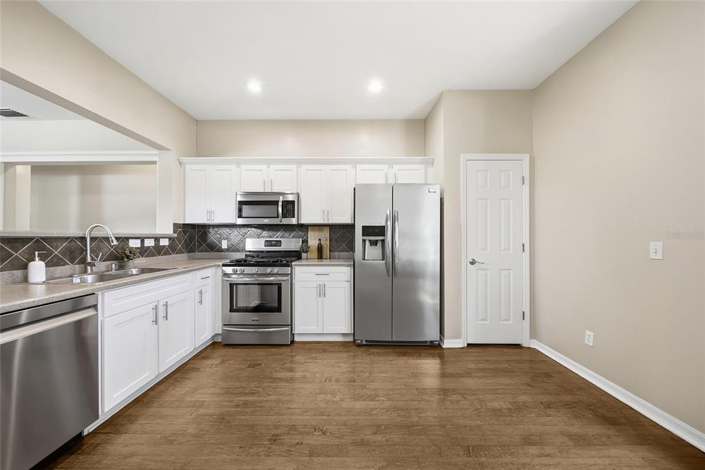 2306 SPRING HOLLOW LOOP, WESLEY CHAPEL, FL — photo 3 of 30