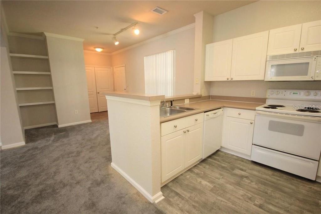 9401 CRESCENT LOOP CIRCLE UNIT 103, TAMPA, FL — photo 3 of 18