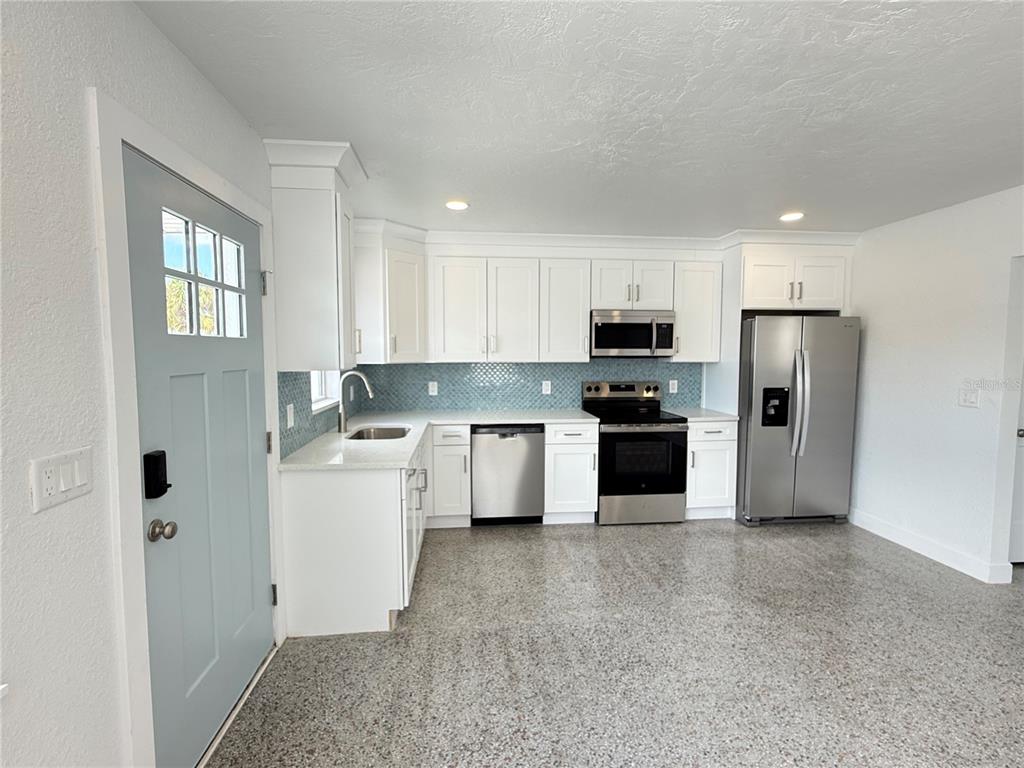 119 147TH AVENUE E UNIT B, MADEIRA BEACH, FL — photo 3 of 19