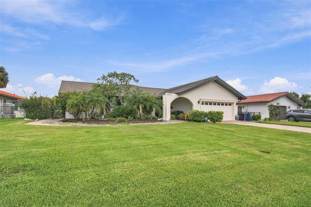 2078 NE MONTANA AVENUE NE, ST PETERSBURG, FL — photo 2 of 77