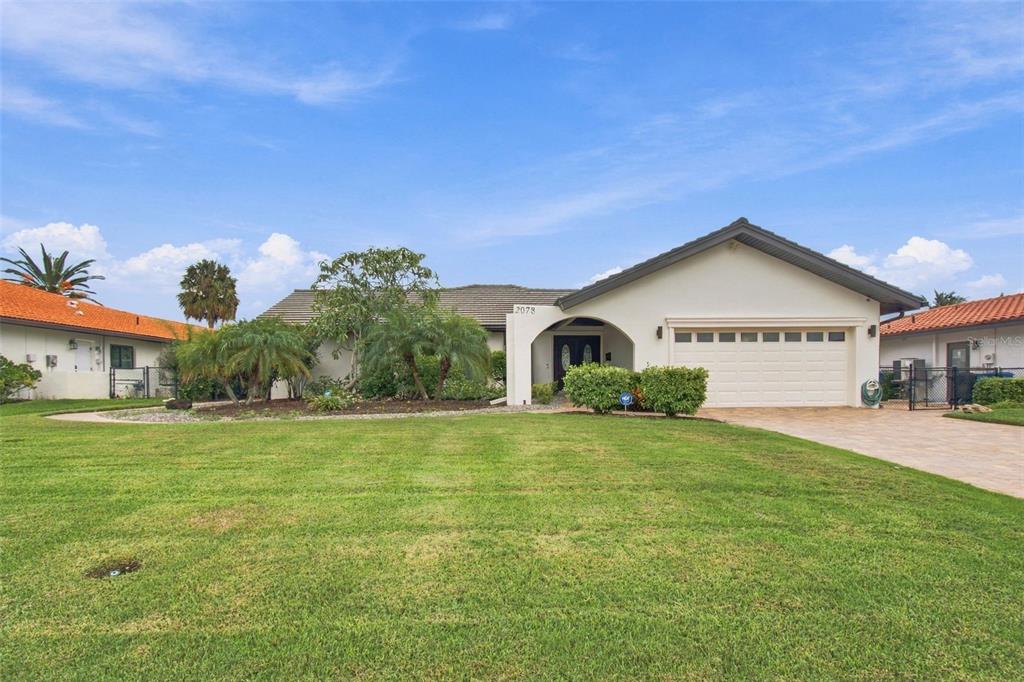 2078 NE MONTANA AVENUE NE, ST PETERSBURG, FL — photo 3 of 77