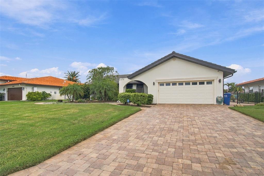 2078 NE MONTANA AVENUE NE, ST PETERSBURG, FL — photo 4 of 77