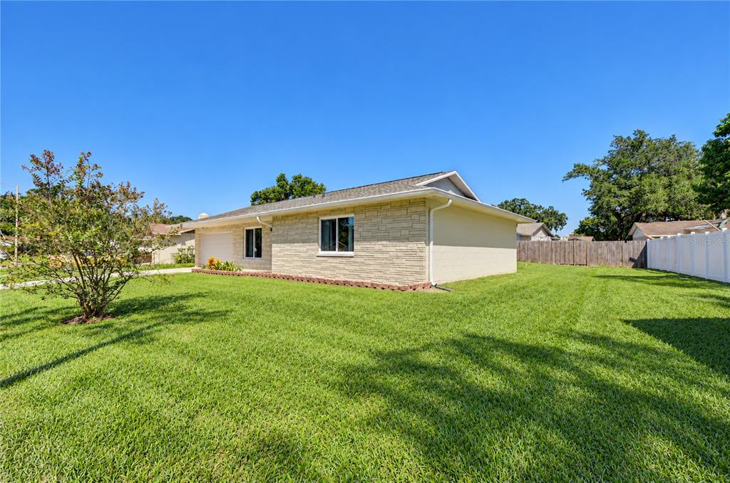 4901 REGAN AVENUE, SEFFNER, FL — photo 2 of 37