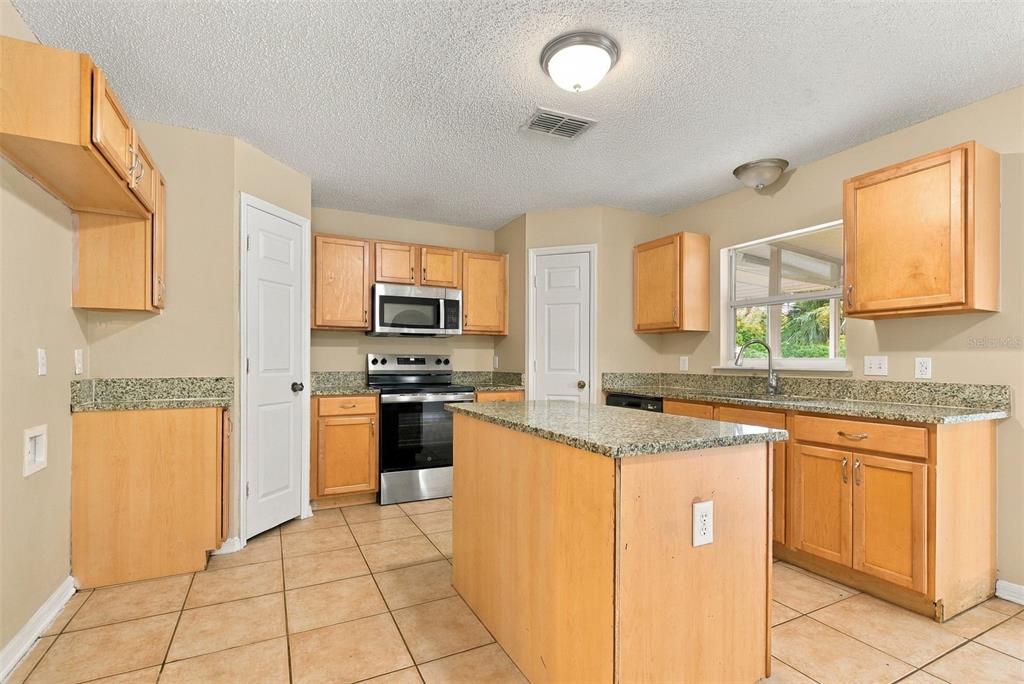2228 SANDRIDGE CIRCLE, EUSTIS, FL — photo 4 of 22