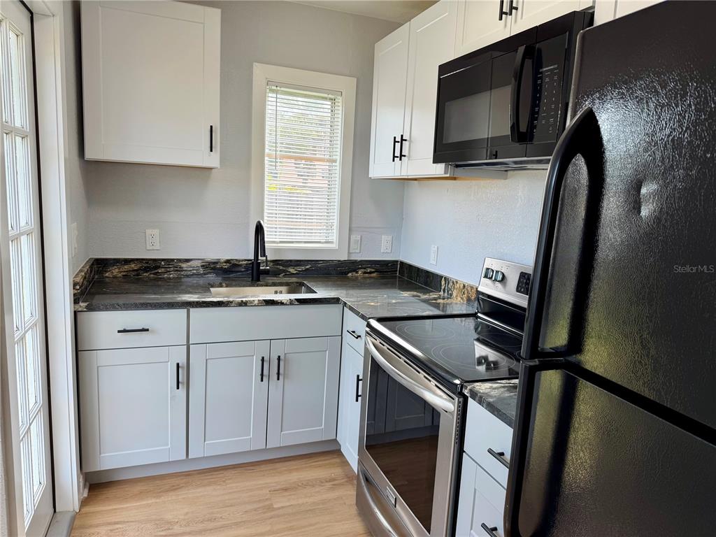 301 80TH AVENUE NE, ST PETERSBURG, FL — photo 4 of 43