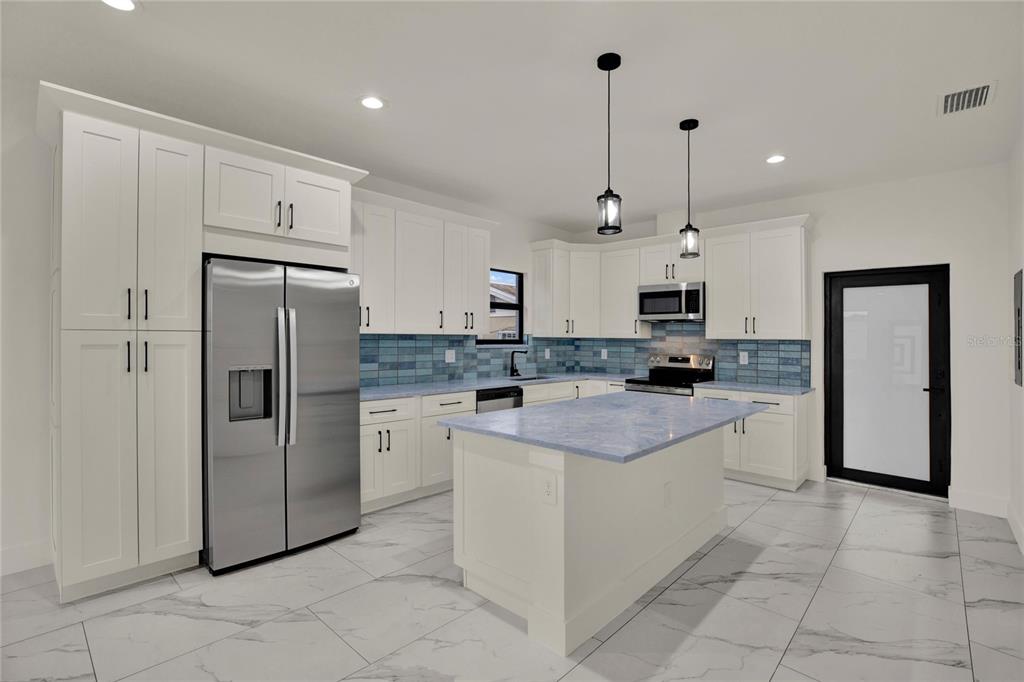 2725 W GREEN STREET, TAMPA, FL — photo 2 of 28