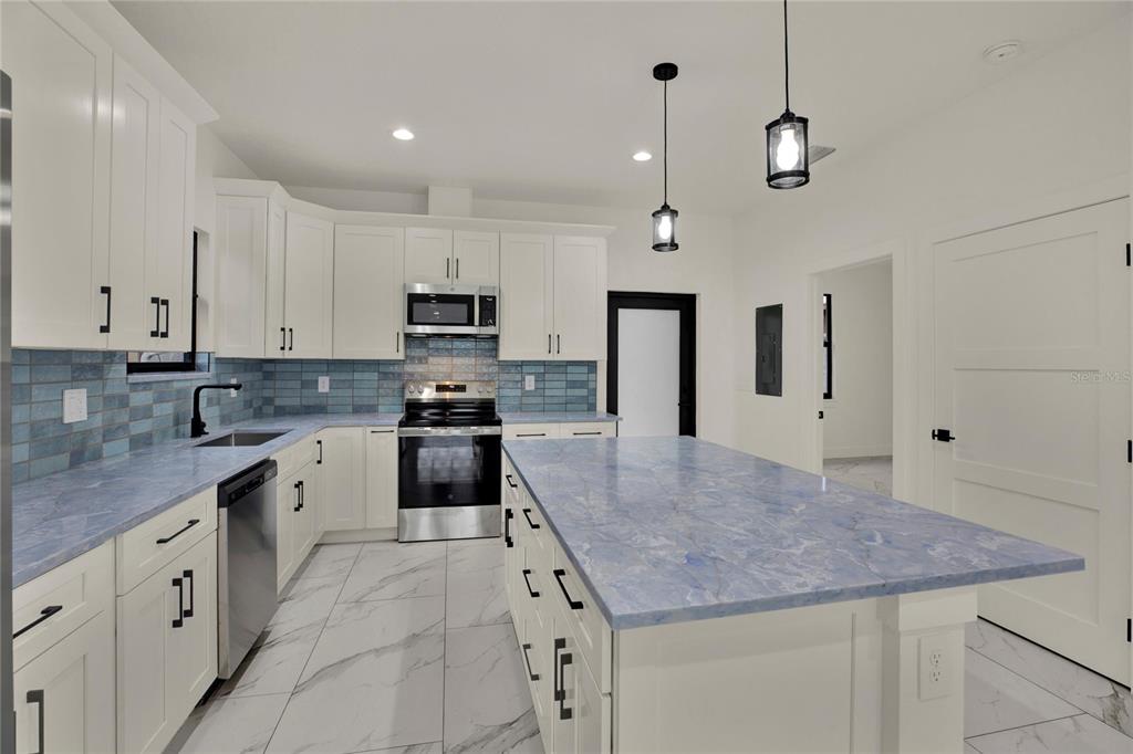2725 W GREEN STREET, TAMPA, FL — photo 5 of 28