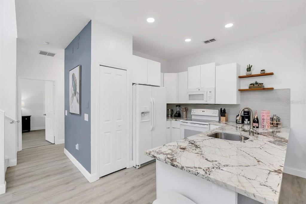407 MADISON CIRCLE, DAVENPORT, FL — photo 3 of 26