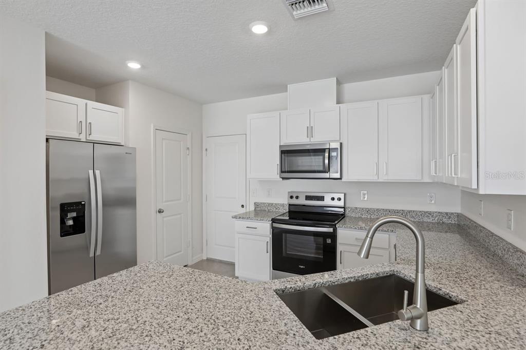 631 MEADOWS EDGE PLACE, LAKE WALES, FL — photo 2 of 17