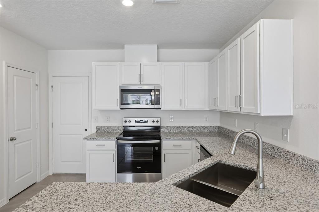 631 MEADOWS EDGE PLACE, LAKE WALES, FL — photo 3 of 17