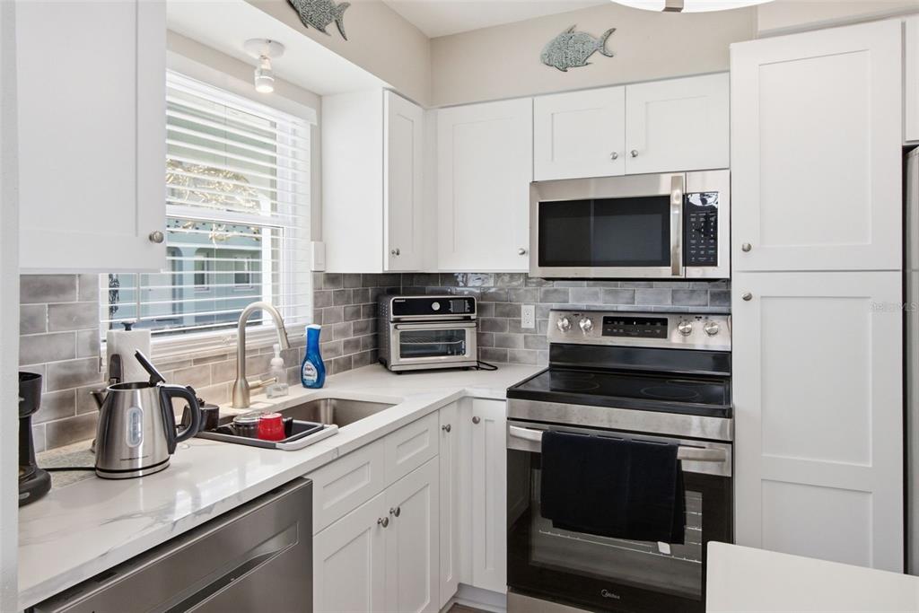611 GULF DRIVE N UNIT A15, BRADENTON BEACH, FL — photo 5 of 38