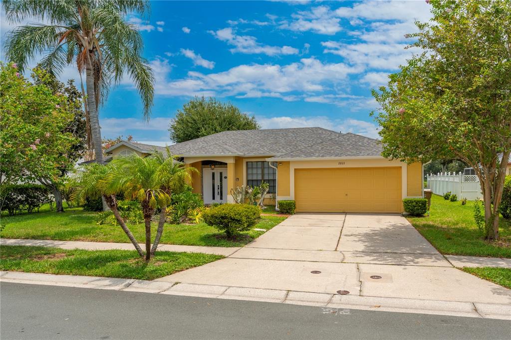 An entryway features white double doors with decorative glass, a patterned rug, and tiled flooring — 2803 MIDDLETON CIRCLE, KISSIMMEE, FL