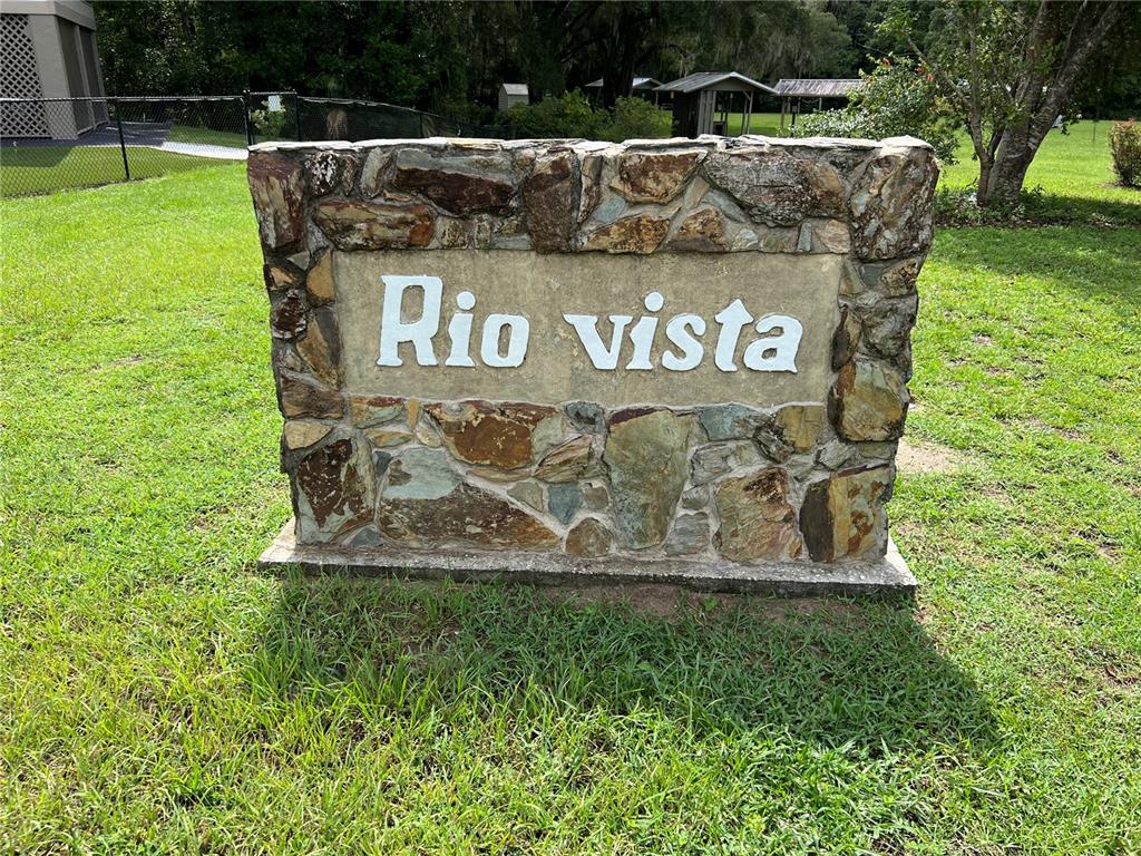 A stone monument sign with the words Rio Vista sits on a grassy lawn — 18902 SW 108TH LOOP, DUNNELLON, FL