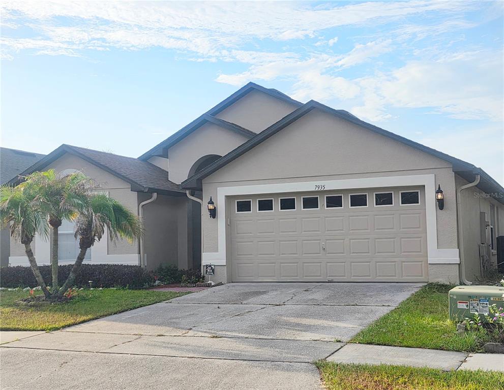 A tiled entryway features an arched opening, a built-in display niche, and a front door — 7935 OAKSTONE COURT, ORLANDO, FL