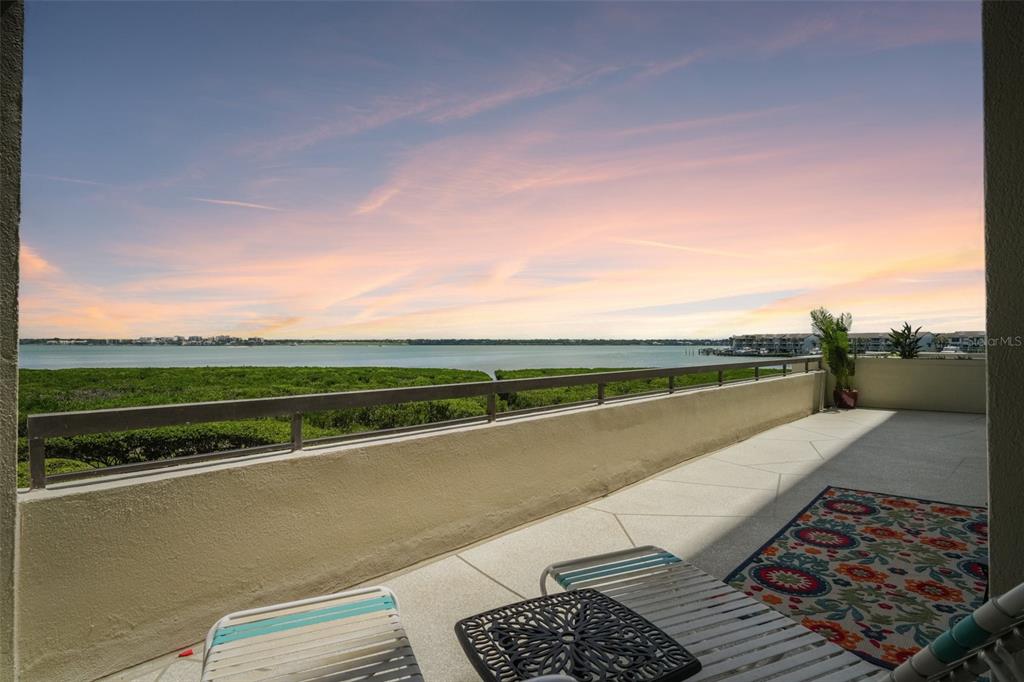 1501 GULF BOULEVARD UNIT 104, CLEARWATER BEACH, FL — photo 5 of 30