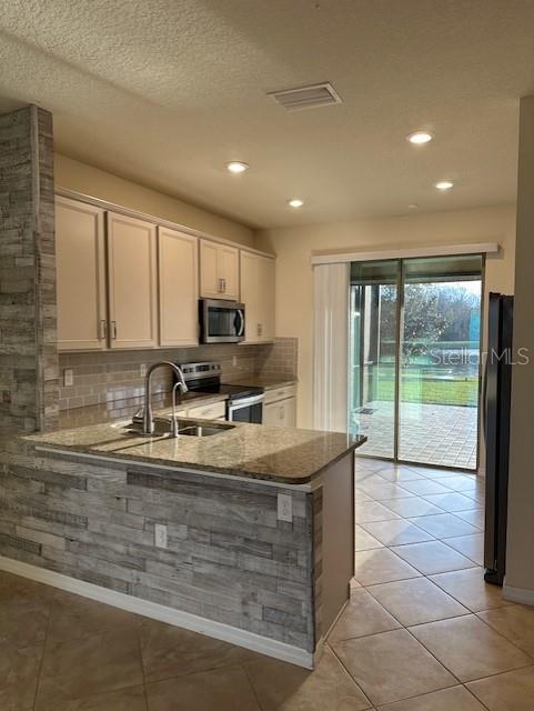 7763 YALE HARBOR DRIVE, WESLEY CHAPEL, FL — photo 2 of 22