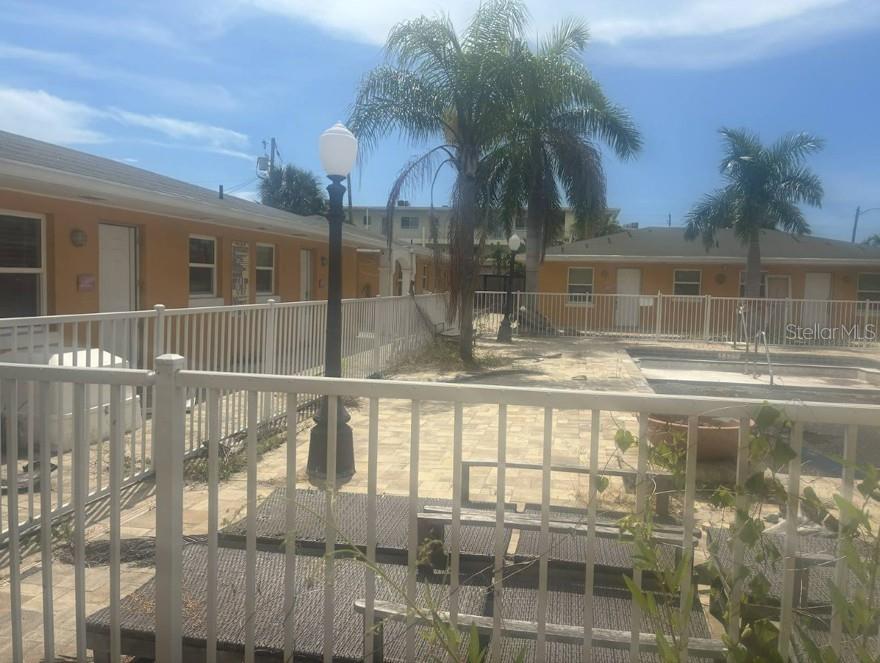 600 68TH AVENUE, ST PETERSBURG, FL — photo 2 of 4