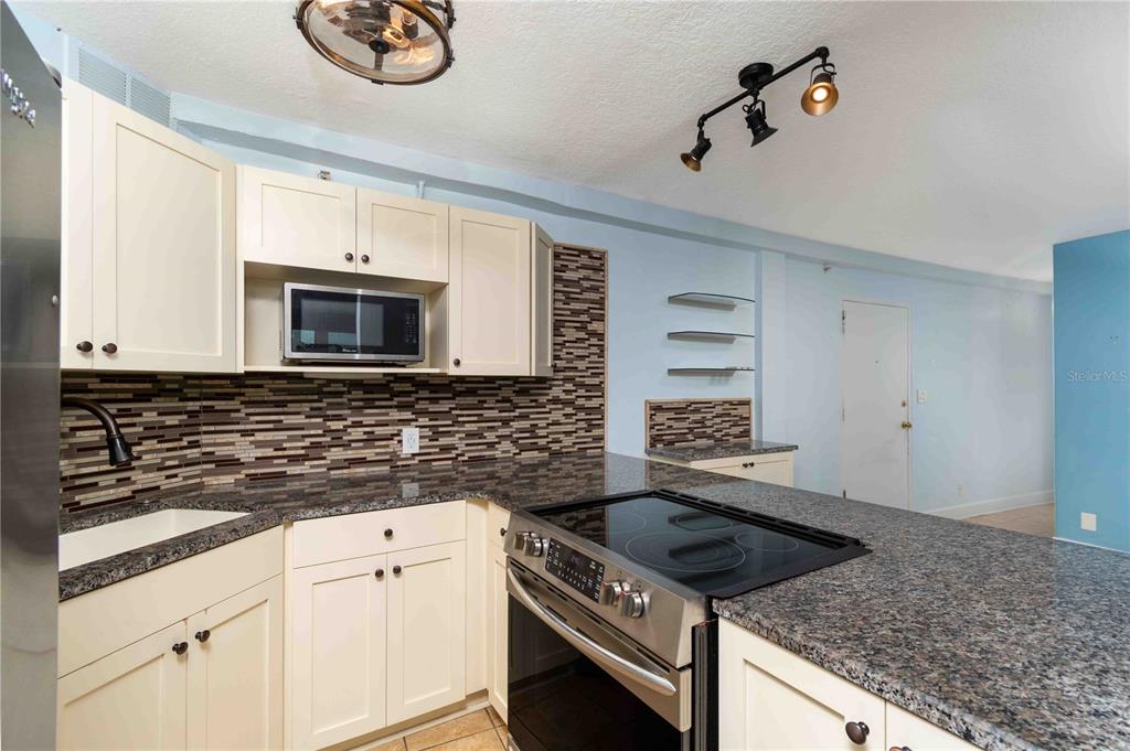 3315 58TH AVENUE S UNIT 520, ST PETERSBURG, FL — photo 3 of 24