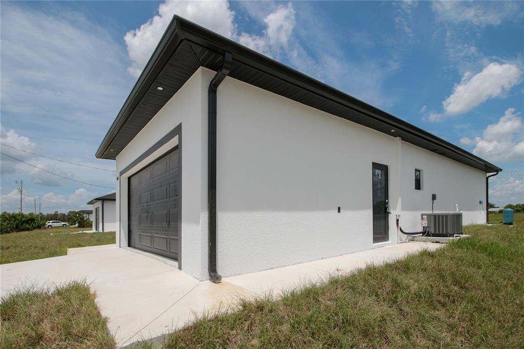 943 COMMODORE STREET, LEHIGH ACRES, FL — photo 5 of 19