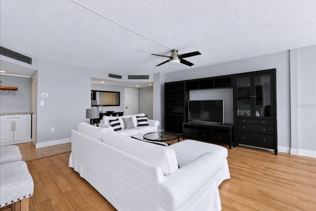 644 ISLAND WAY UNIT 406, CLEARWATER, FL — photo 5 of 32