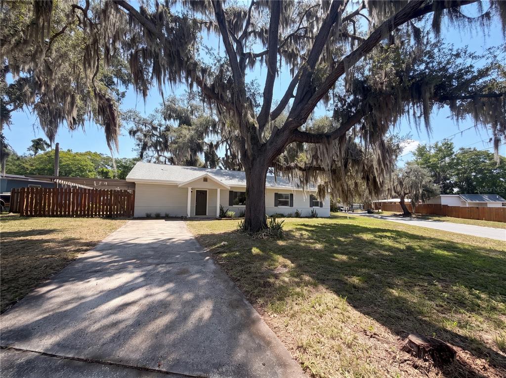 900 OAK DRIVE