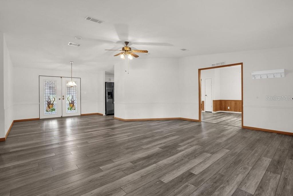 A covered porch with light gray siding, a white railing, and steps leading to a door — 4114 MYRTLE OAK COURT UNIT 852, ZELLWOOD, FL