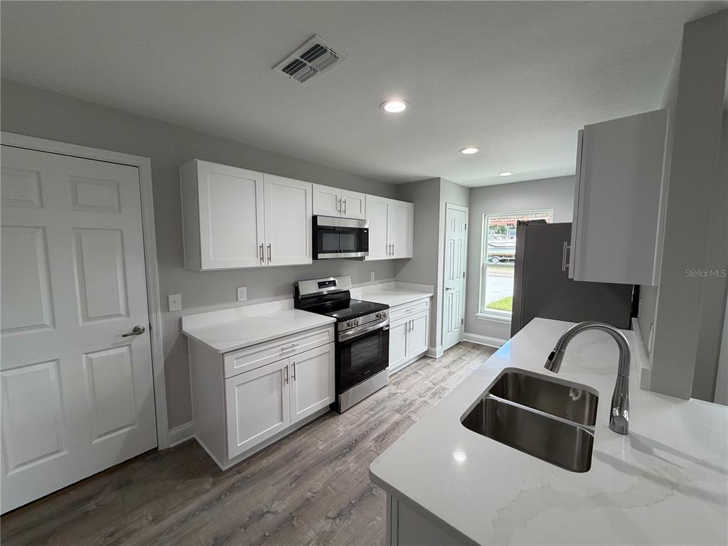 745 N 3RD ST, EAGLE LAKE, FL — photo 3 of 15