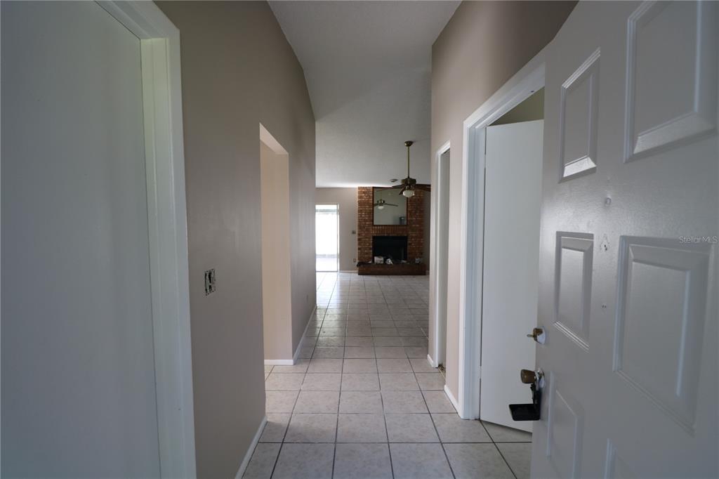 5018 OAKSHIRE DRIVE, TAMPA, FL — photo 2 of 29