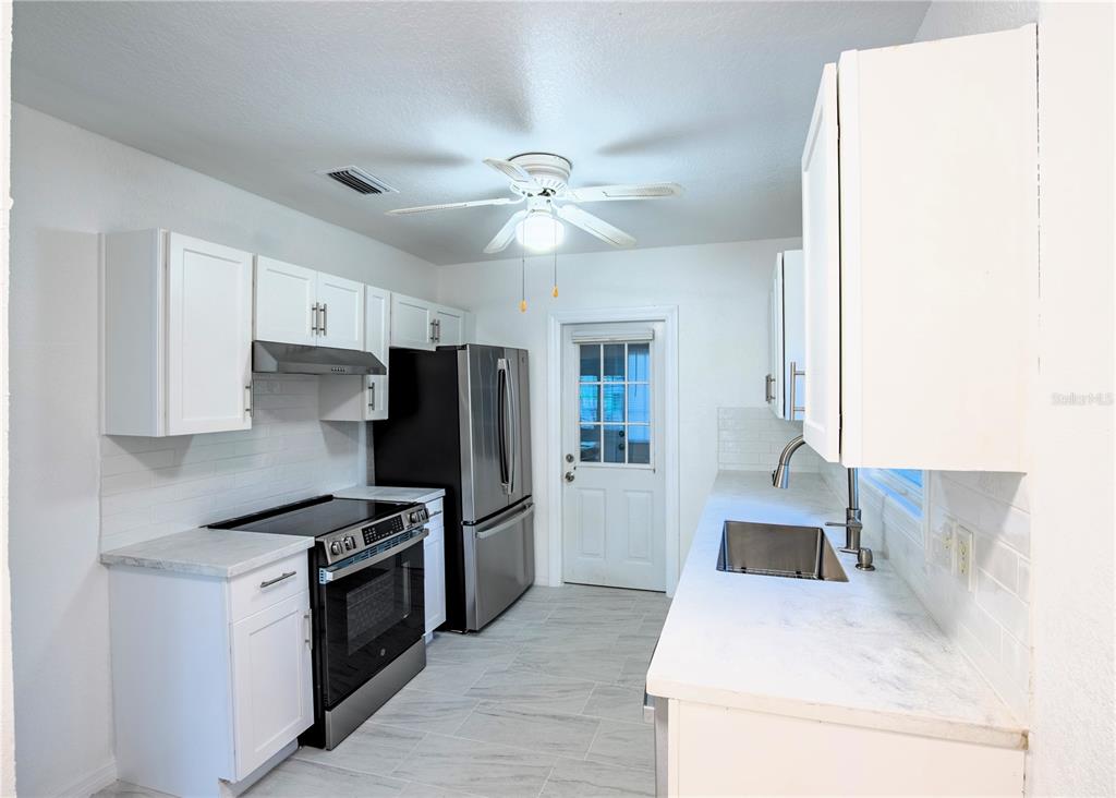944 BRUCE AVENUE, CLEARWATER, FL — photo 5 of 30