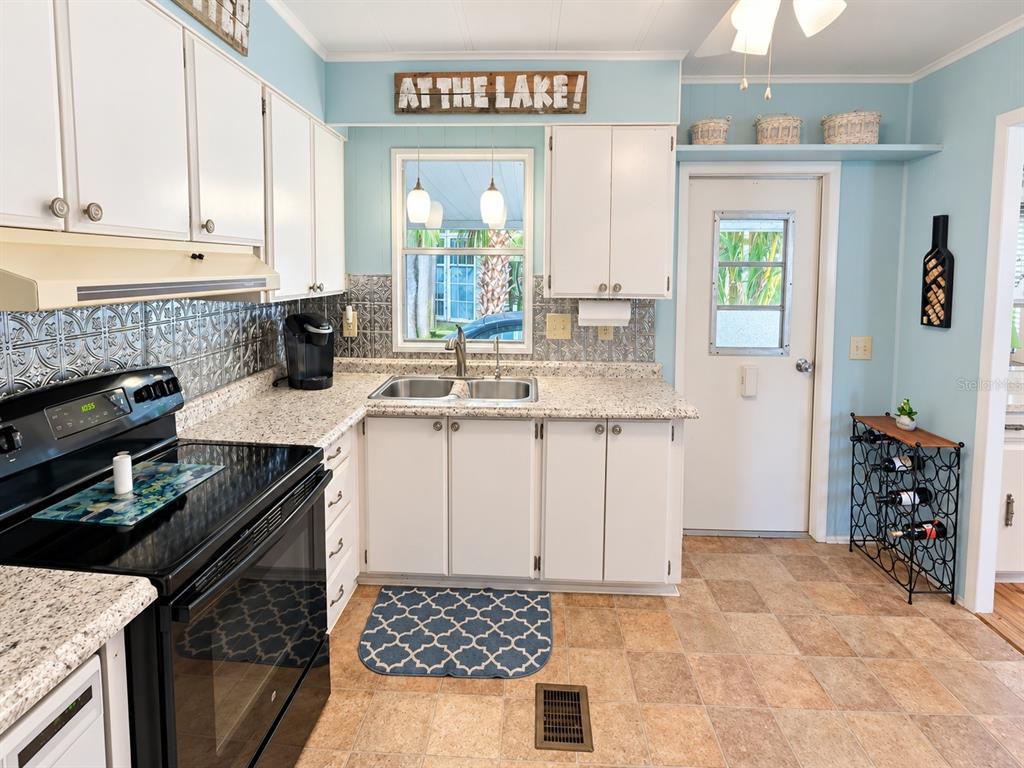 419 SINCLAIR CIRCLE, TAVARES, FL — photo 4 of 20