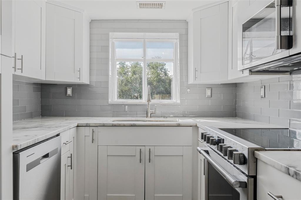 275 CAPRI CIRCLE N UNIT 105, TREASURE ISLAND, FL — photo 5 of 33